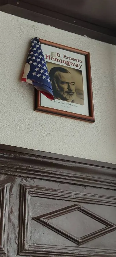 Fotografía de Hemingway con la leyenda «Don Ernesto Hemingway, 1959» en la Cervecería Alemana
