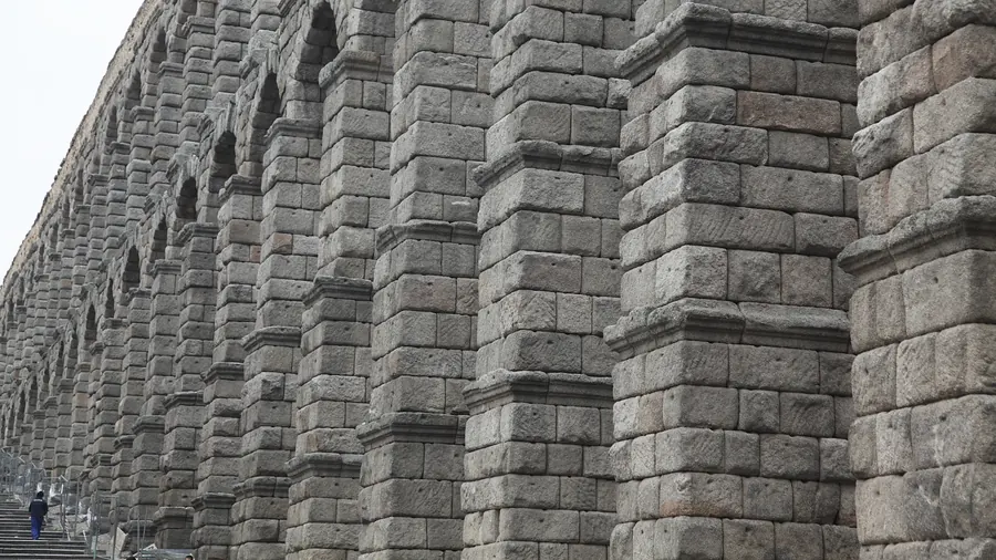 Arcos de piedra de granito del acueducto romano de Segovia