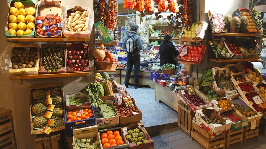 Cajas de frutas y verduras expuestas a la entrada de una frutería de Madrid