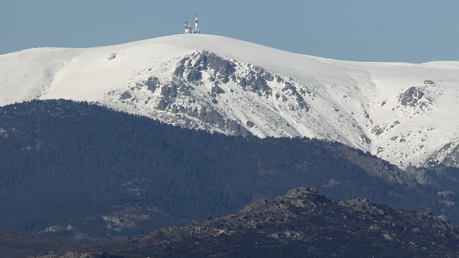 La Bola del Mundo nevada, con sus antenas en la cima, en la sierra de Guadarrama