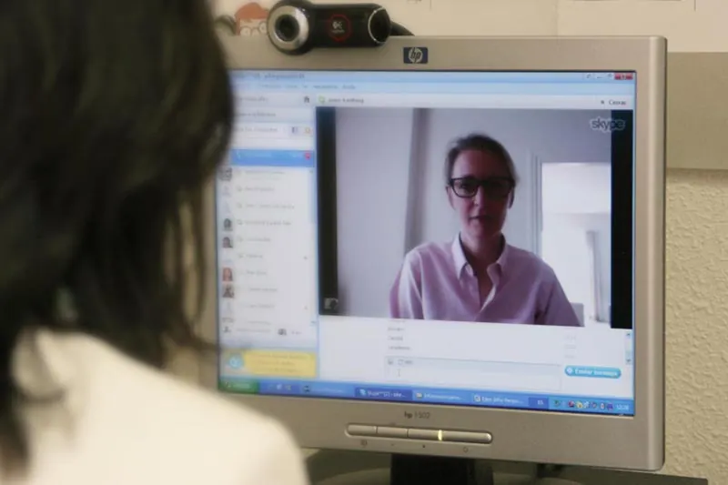 Una persona sigue una clase de español por videollamada en la pantalla de un ordenador