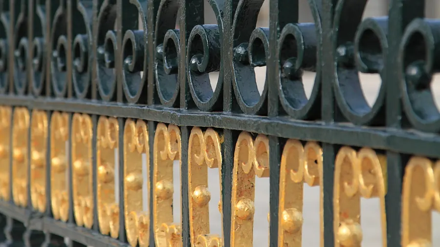 Detalle de la verja de hierro entre el Palacio Real y la Catedral de la Almudena