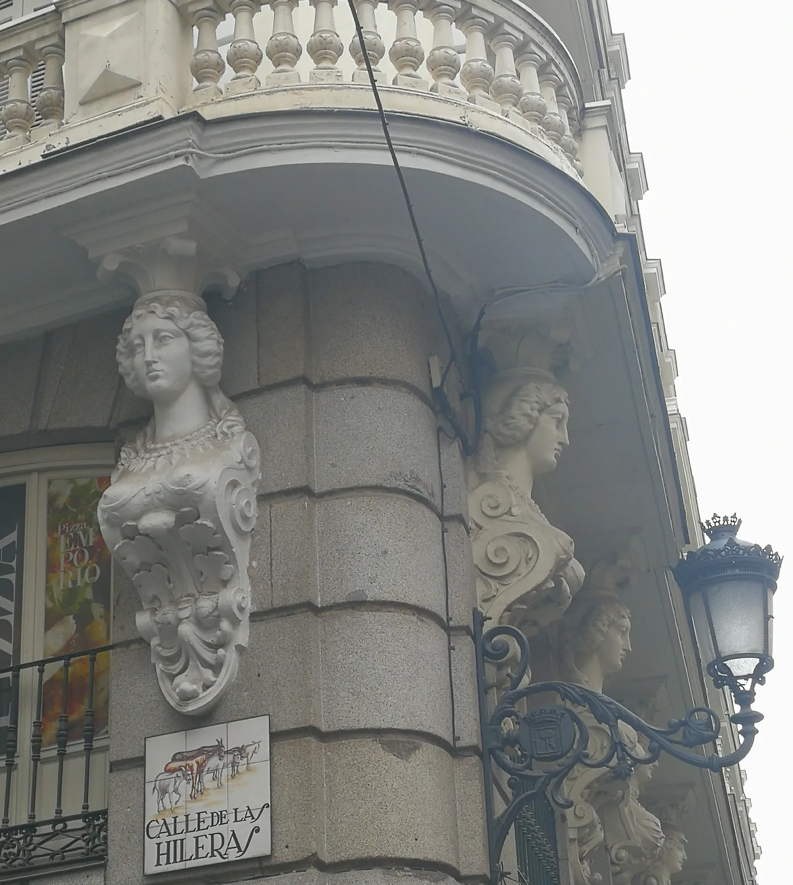 Cartel de cerámica de la calle de las Hileras de Madrid