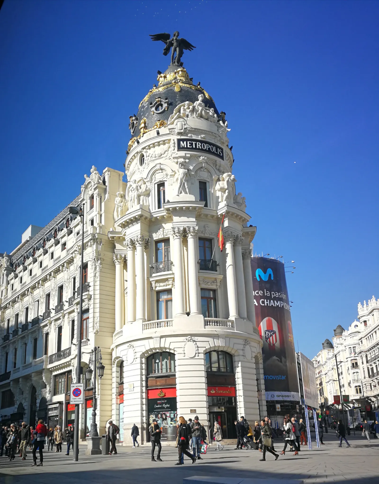 Edificio Metrópolis en el cruce de la calle de Alcalá y la Gran Vía de Madrid