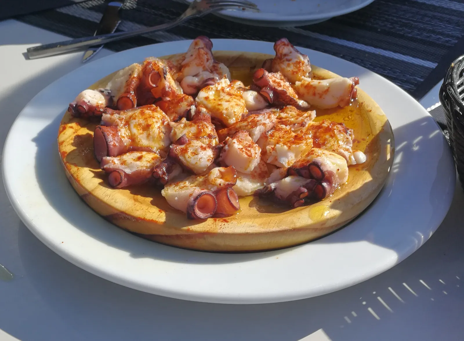 Ración de pulpo a la gallega con patatas, aceite y pimentón