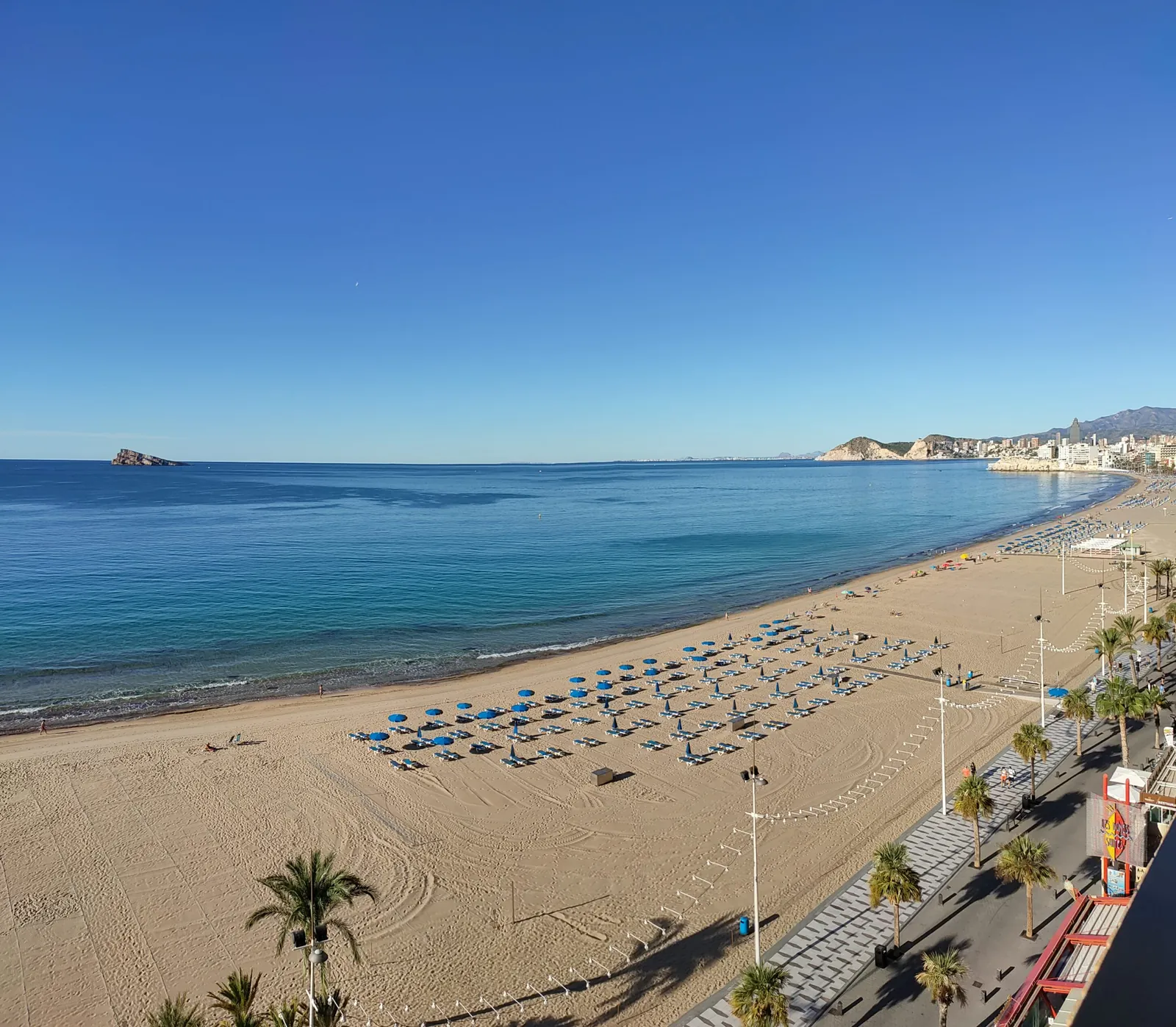 La playa de Levante de Benidorm casi vacía en septiembre de 2020