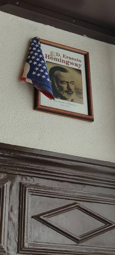Fotografía de Hemingway con la leyenda «Don Ernesto Hemingway, 1959» en la Cervecería Alemana