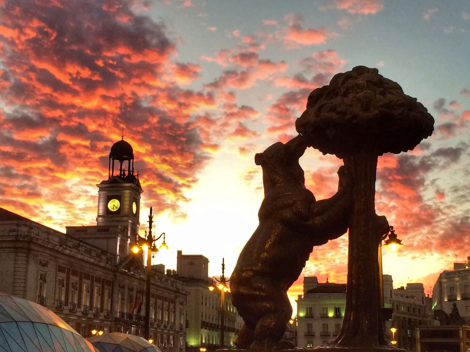 La estatua del Oso y el Madroño en la Puerta del Sol de Madrid al atardecer