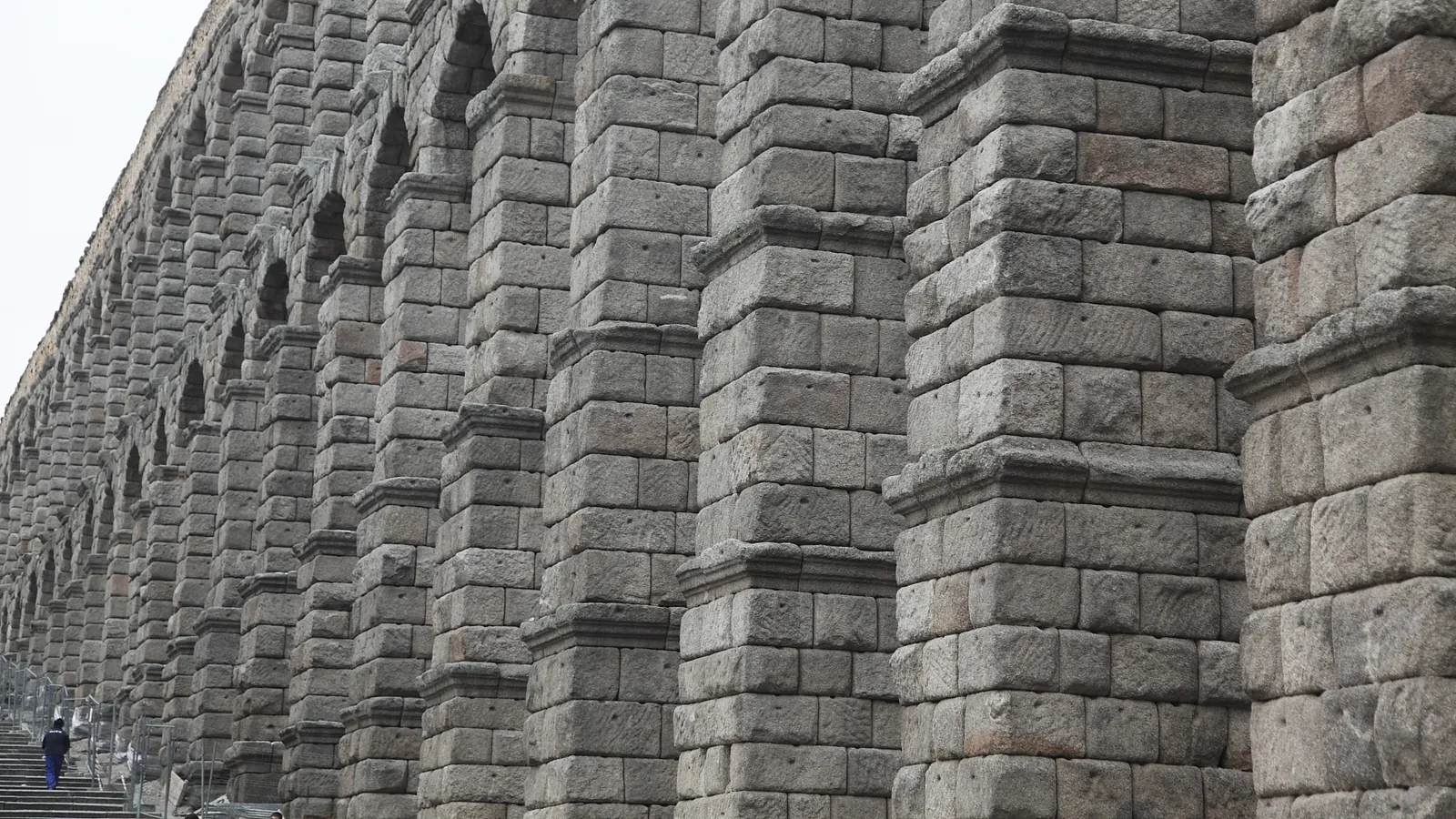 Arcos de piedra de granito del acueducto romano de Segovia