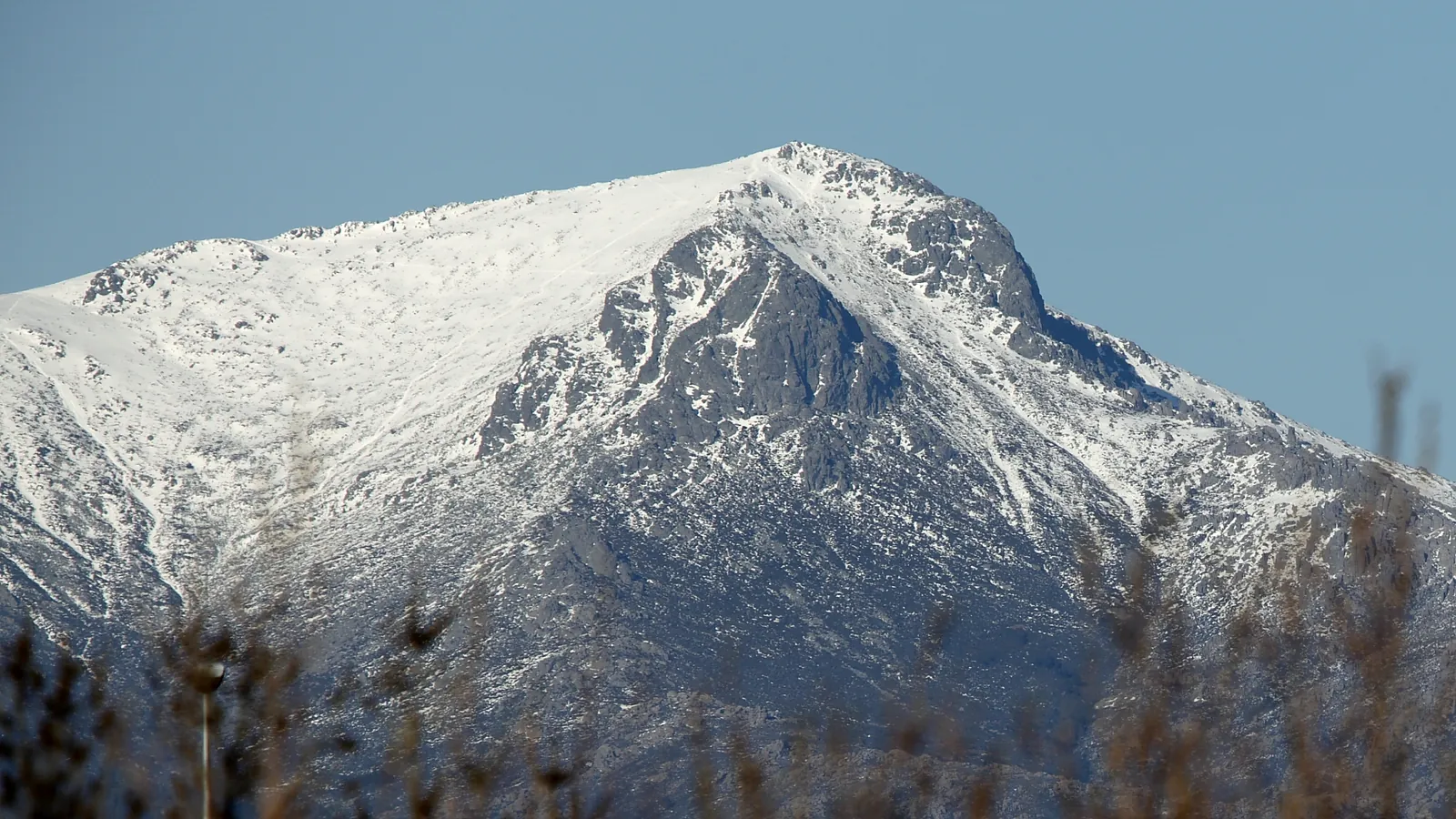 La Maliciosa, montaña de la sierra de Guadarrama, cubierta de nieve