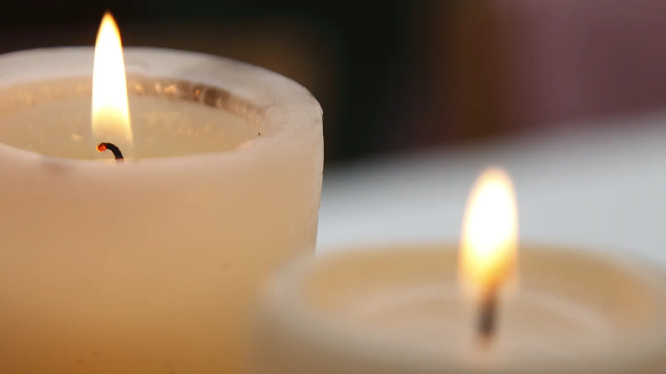 Dos velas encendidas sobre la mesa de la cena de Nochebuena