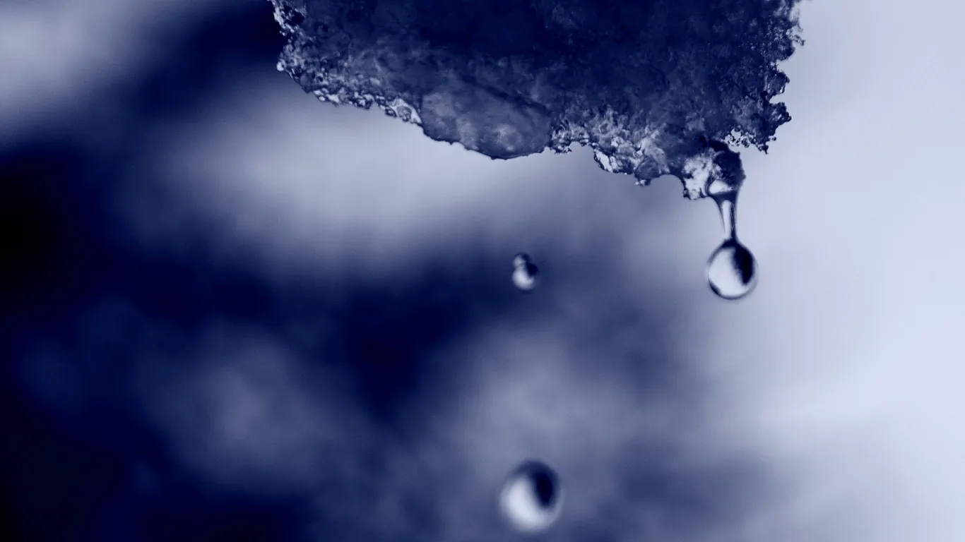 Gotas de agua que caen de un trozo de hielo que se derrite