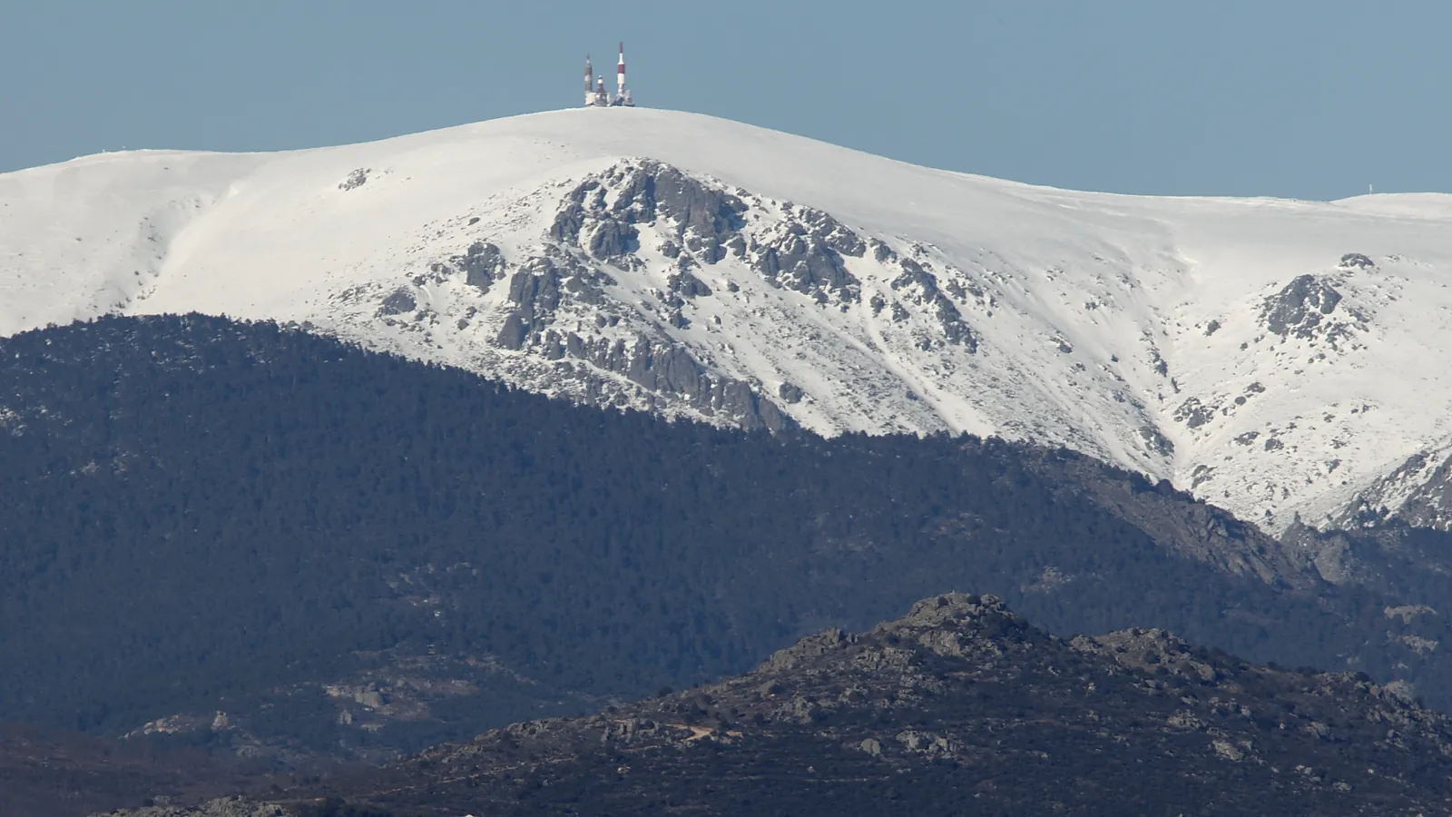 La Bola del Mundo nevada, con sus antenas en la cima, en la sierra de Guadarrama