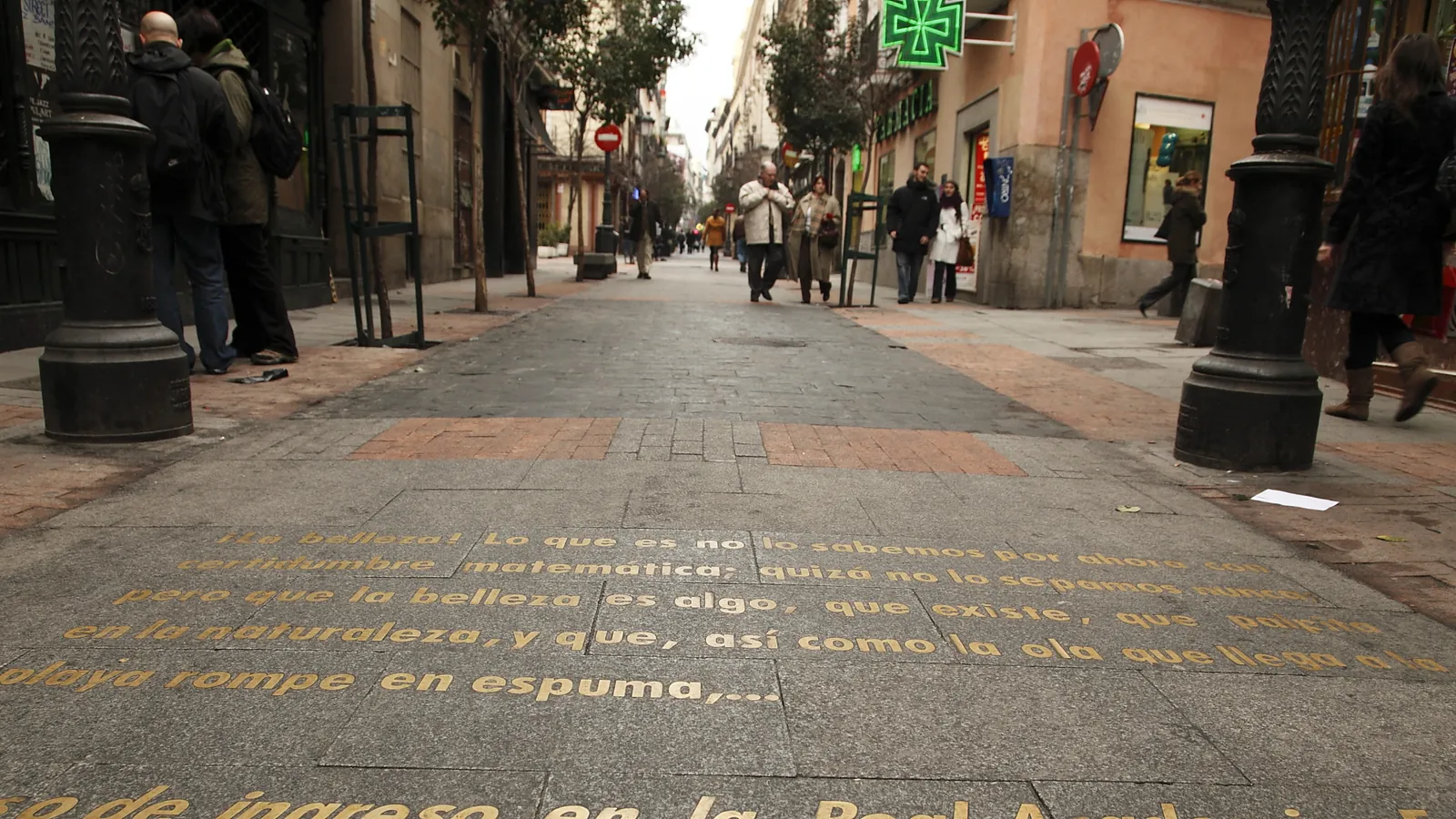 Cita de Echegaray escrita con letras doradas en el suelo de la calle de Huertas