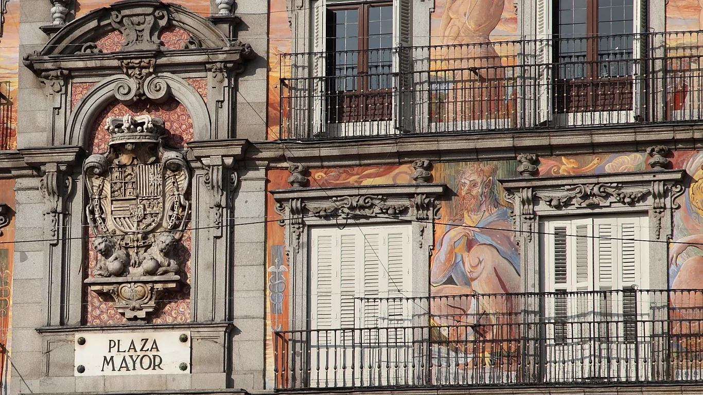 Fachada de la Casa de la Panadería con pinturas murales y el letrero Plaza Mayor