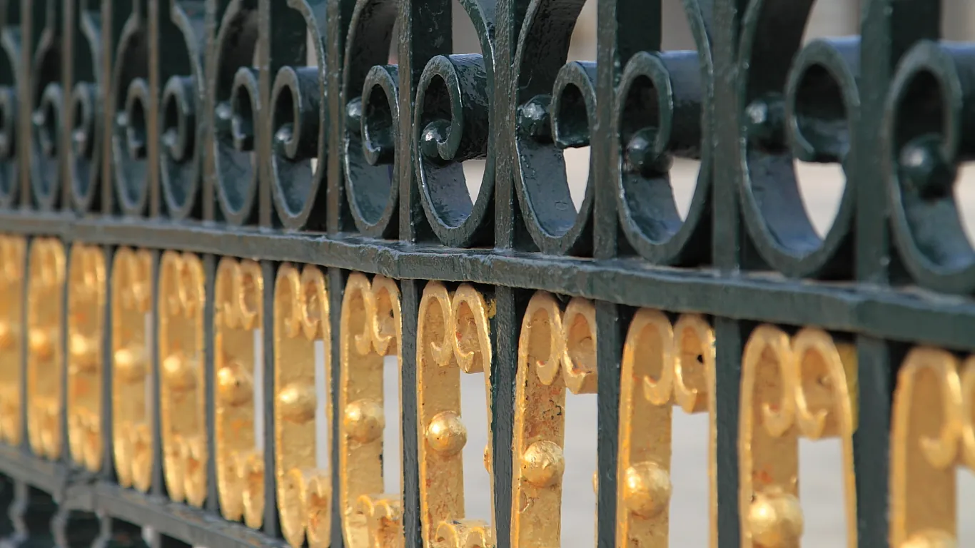 Detalle de la verja de hierro entre el Palacio Real y la Catedral de la Almudena