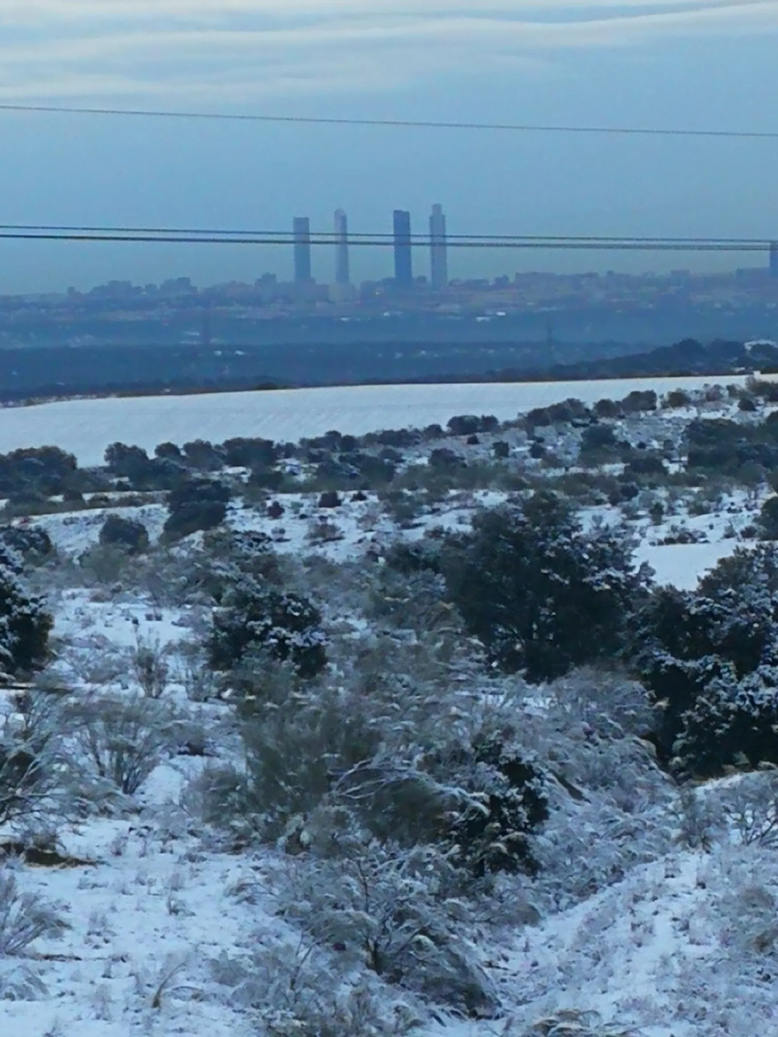 Vista lejana de Madrid con los cuatro rascacielos en el horizonte