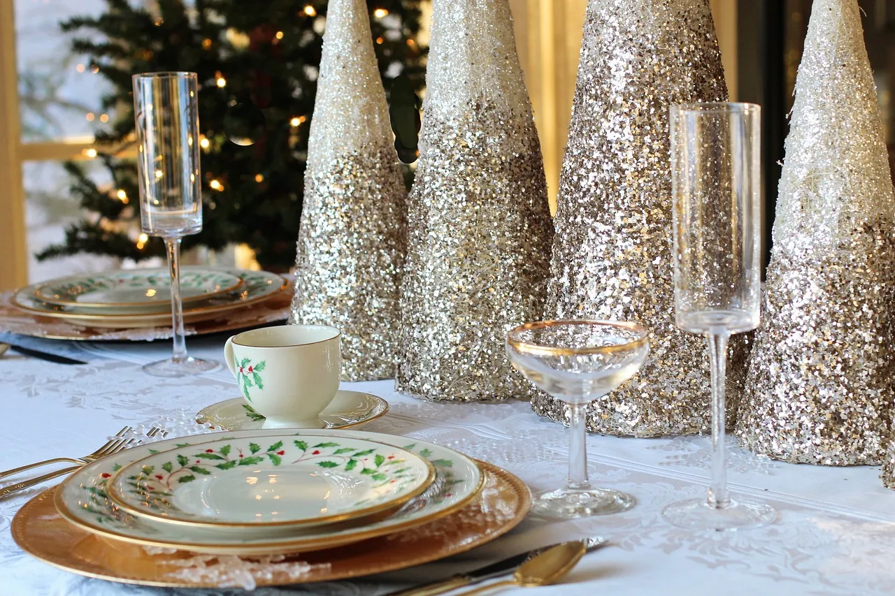 Mesa con platos tradicionales de la Navidad española