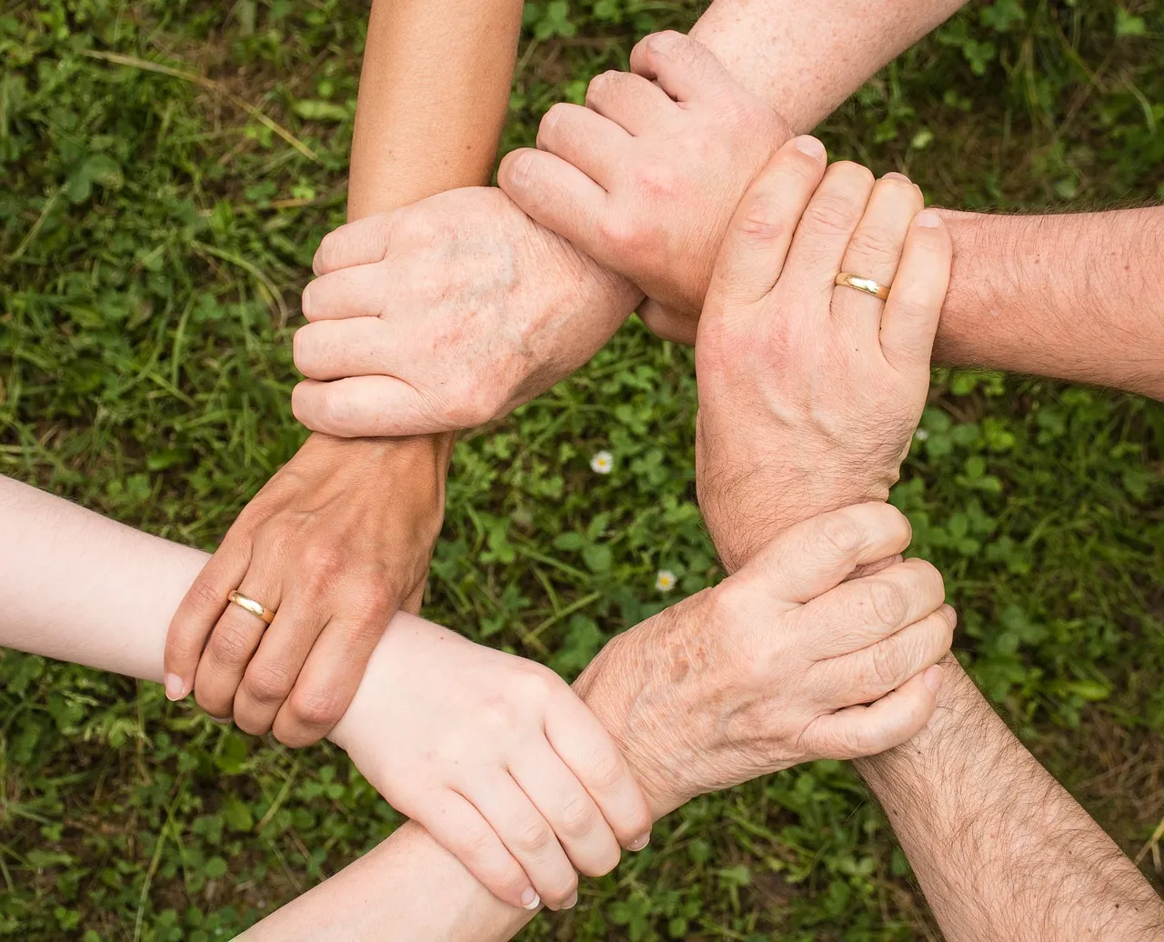 Grupo de adultos trabajando en equipo