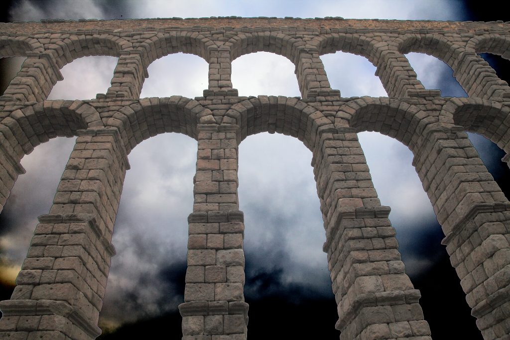 El acueducto de Segovia al atardecer