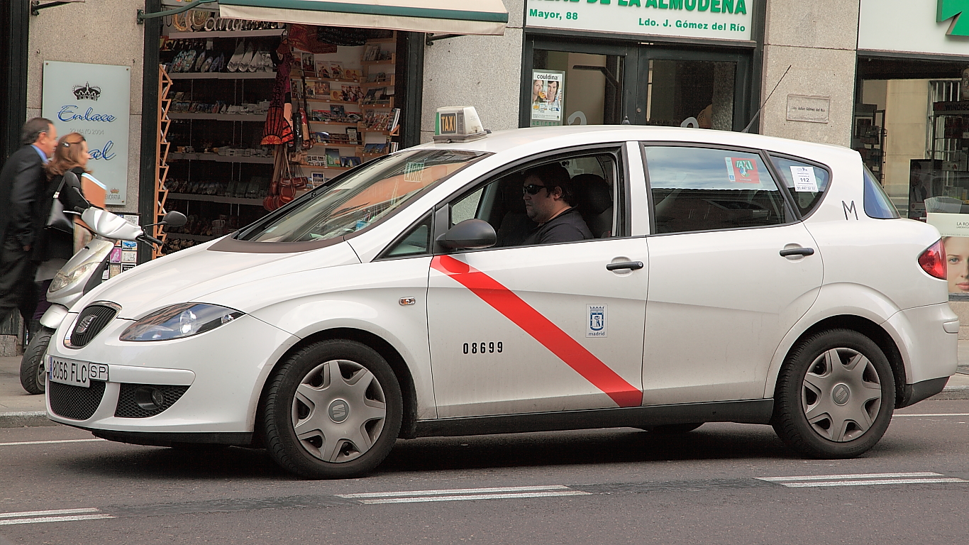 ¡Taxi! Así son los taxis madrileños blancos y con una raya roja